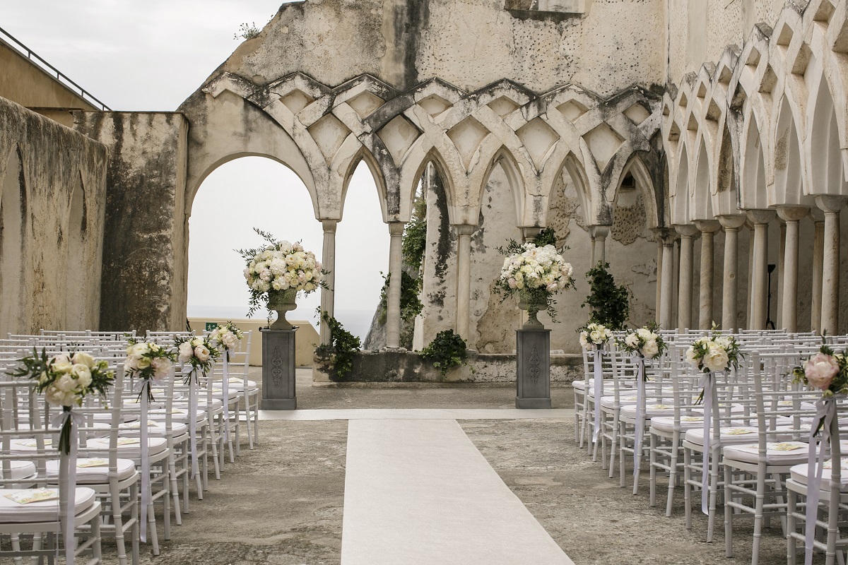 Isabella and Peter Wedding in Amalfi NH Grand Hotel cloister ready for the ceremony